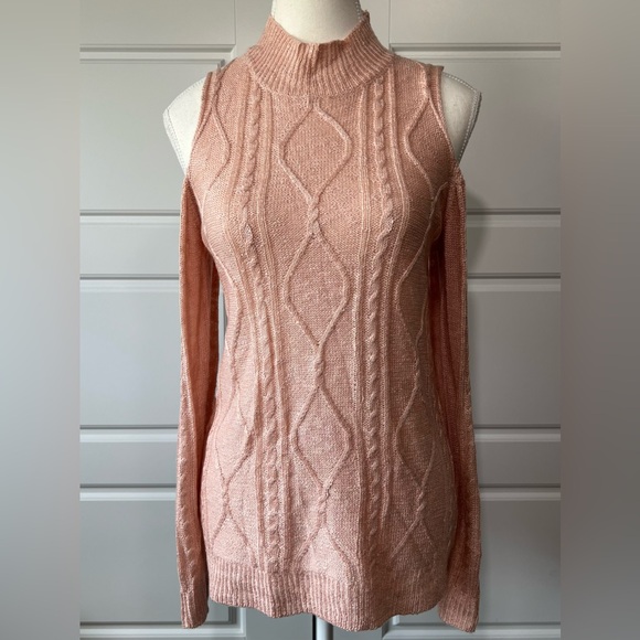 🆕️ NWT Cozy Pink‎ Evening Sand Low Turtle Neck Cable Knit Cold Shoulder Sweater - Picture 1 of 9